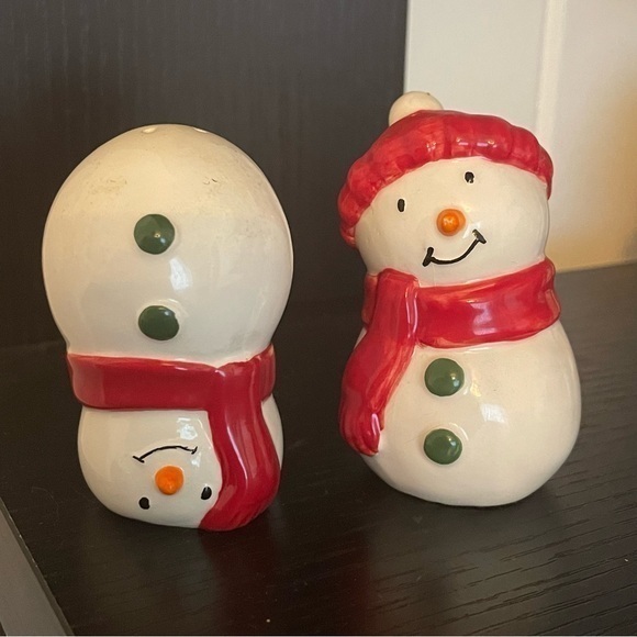 $10 SALE Playful Snowman Salt & Pepper Shaker Set Winter Kitchen Dining - Picture 1 of 7